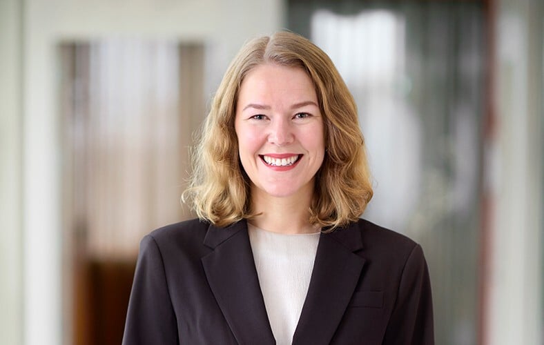 <span id="hs_cos_wrapper_name" class="hs_cos_wrapper hs_cos_wrapper_meta_field hs_cos_wrapper_type_text" style="" data-hs-cos-general-type="meta_field" data-hs-cos-type="text" >Från uppsatspraktikant till miljörättsadvokat på Foyen</span>