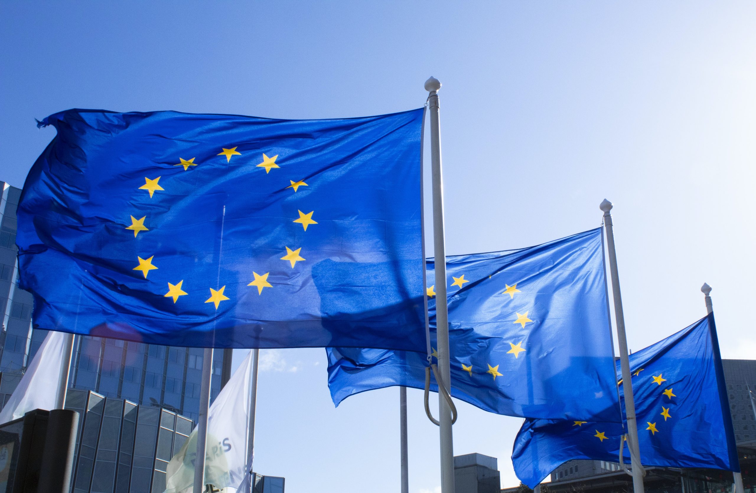 EU-flaggar som vajar i vinden