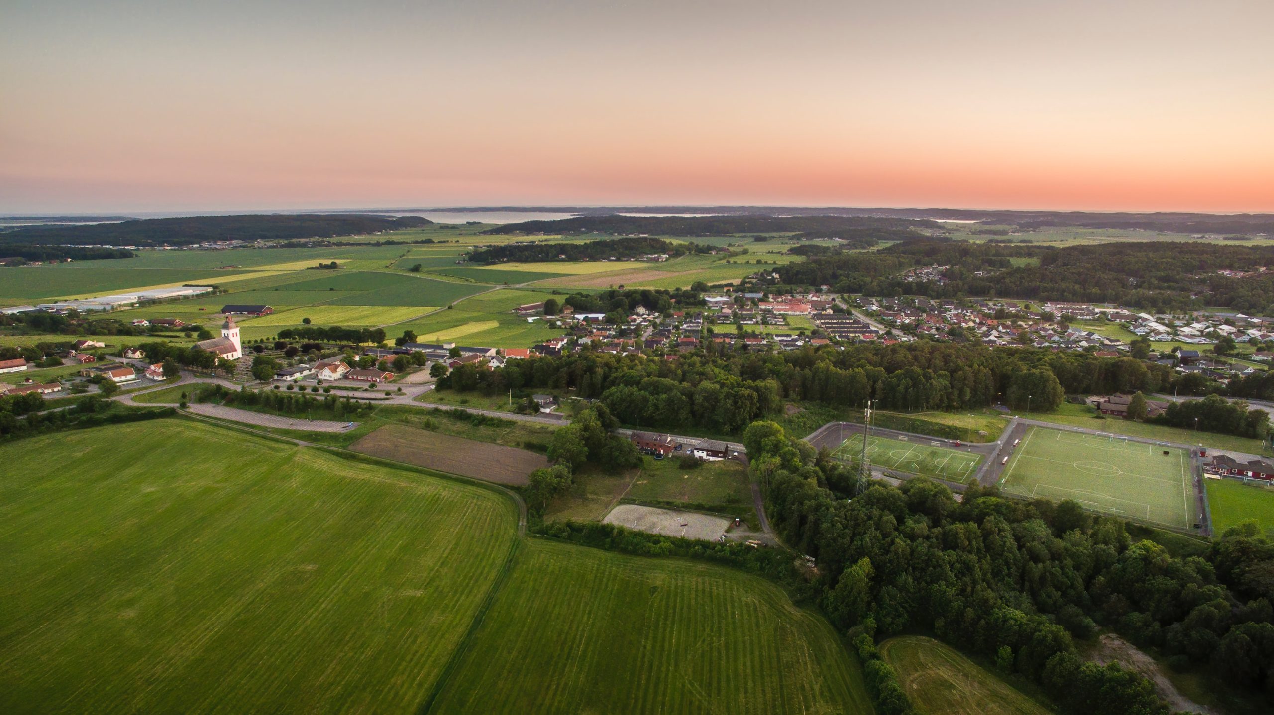 Vy över landskap med bebyggelse