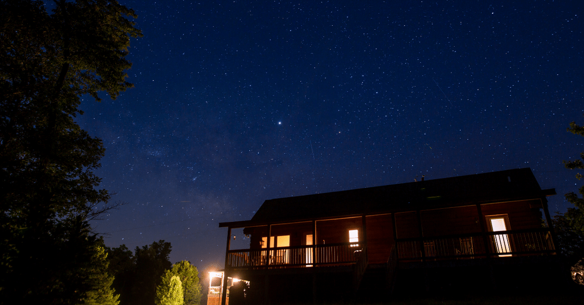 Ett hus under stjärnhimmel