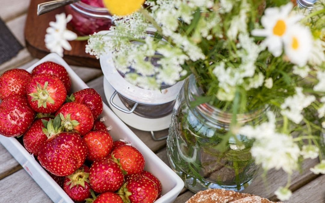 Midsommardukning med jordgubbar och fläder