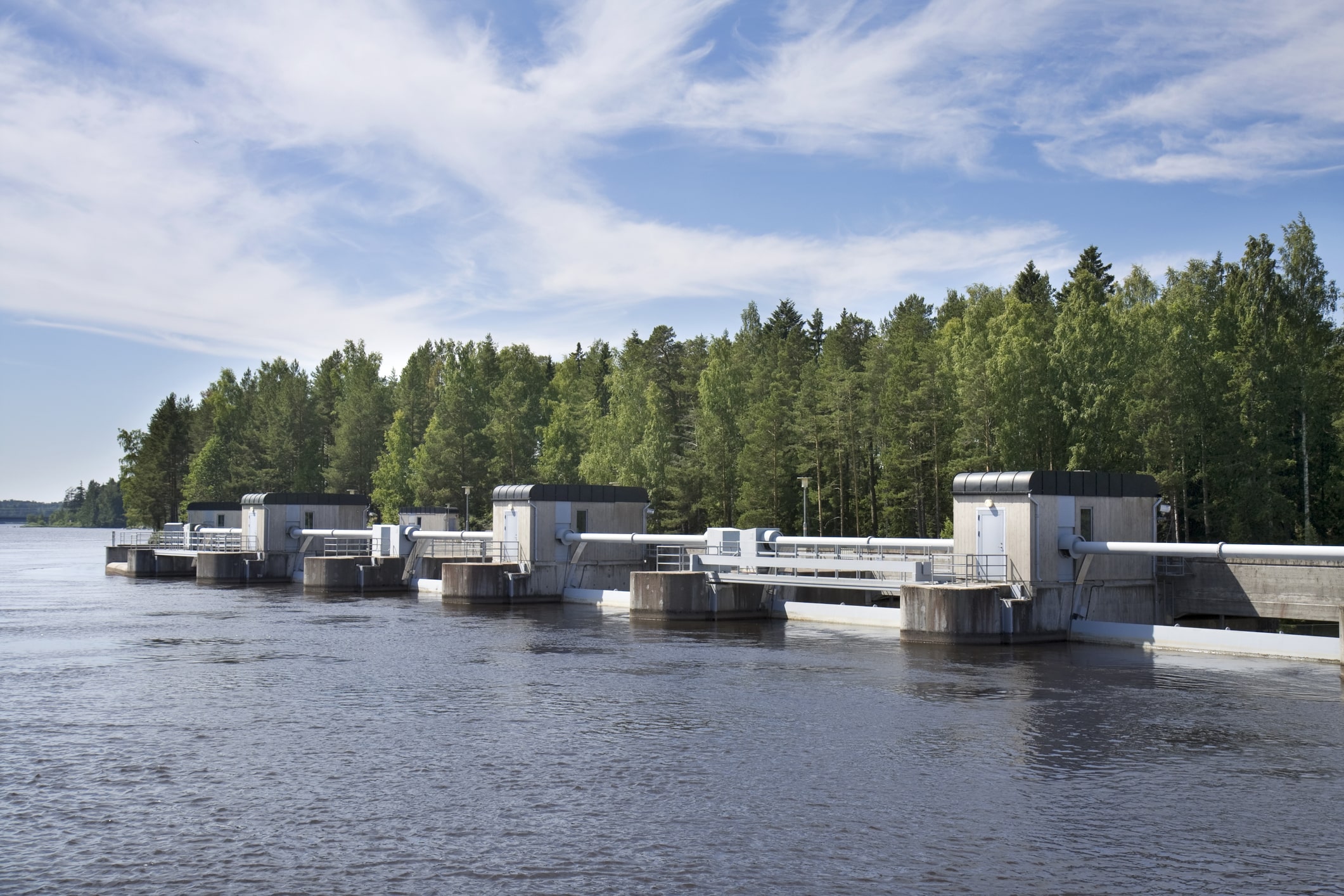 Vattenkraftverk med skog bakom i Sverige